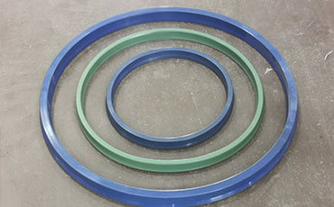 如何更換四柱液壓機的主缸密封圈？