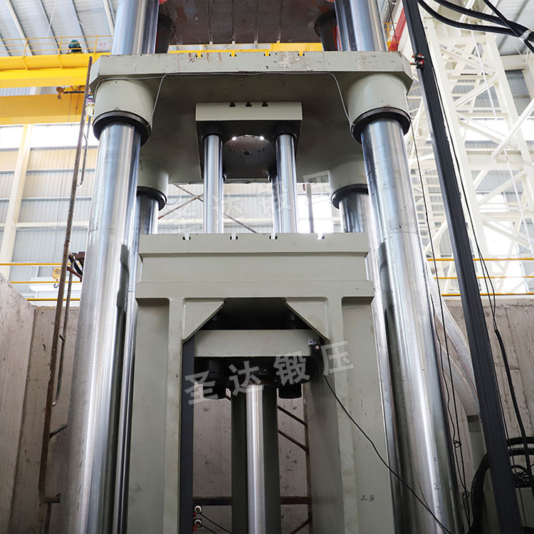800噸四梁四柱液壓機機身細(xì)節(jié)